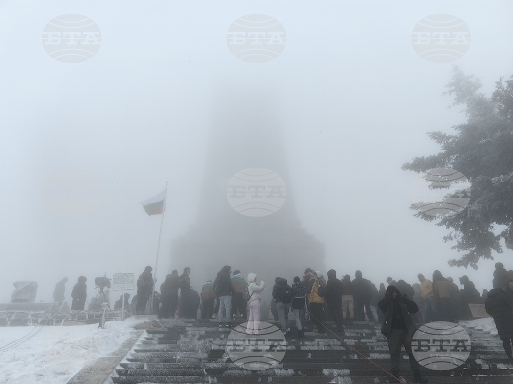 Въпреки мъглата и студа стотици са вече на връх Шипка, за да отбележат Националния празник на Република България
