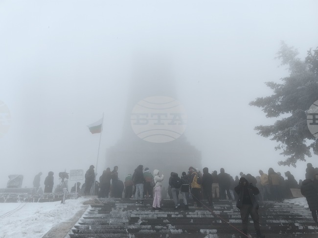 Въпреки мъглата и студа стотици са вече на връх Шипка, за да отбележат Националния празник на Република България