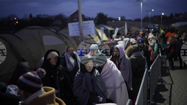 Полското правителство планира постепенно премахване на извънредните помощи за украинците, избягали от войната, каза правителствен говорител