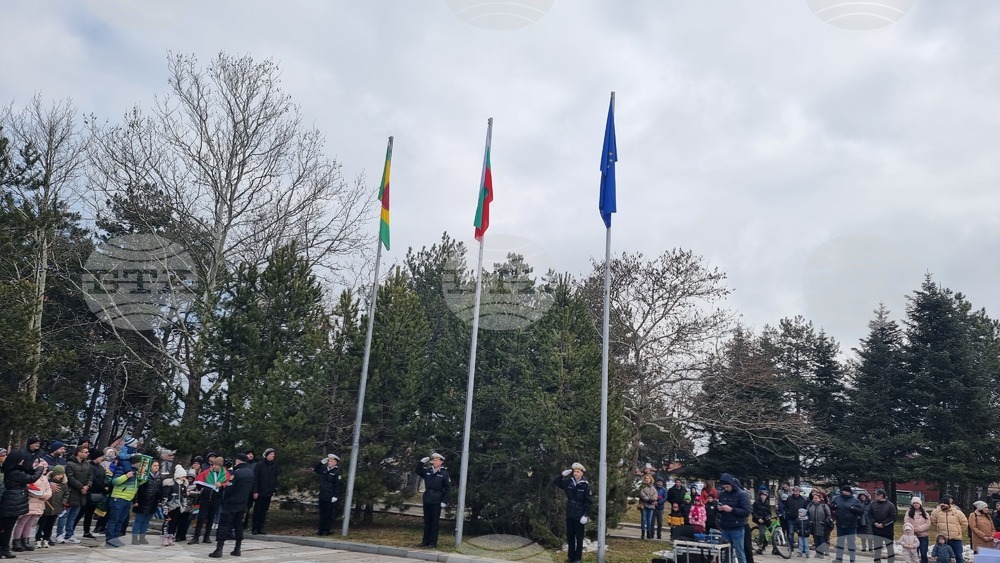 Добрич отбеляза Националния празник с панихида и военен ритуал