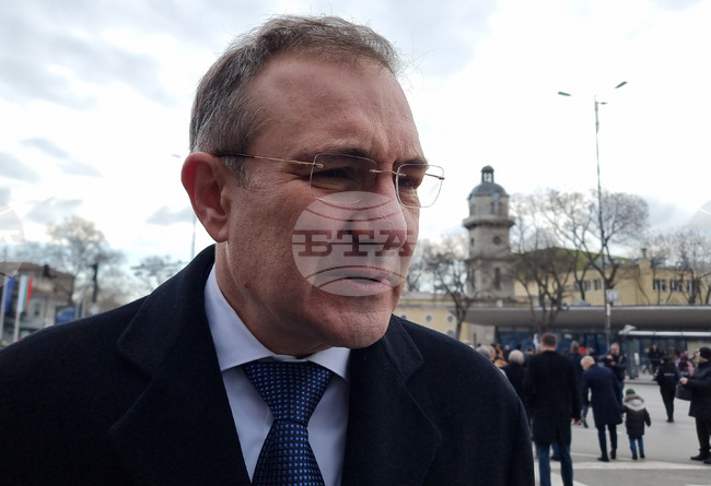 Няма да има намаление в броя и обема на социалните услуги, каза министър Борислав Гуцанов