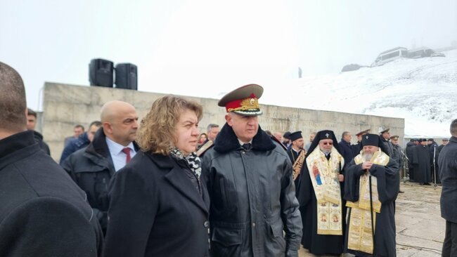 Започна тържествената церемония край Паметника на свободата на връх Шипка по повод Националния празник на Република България