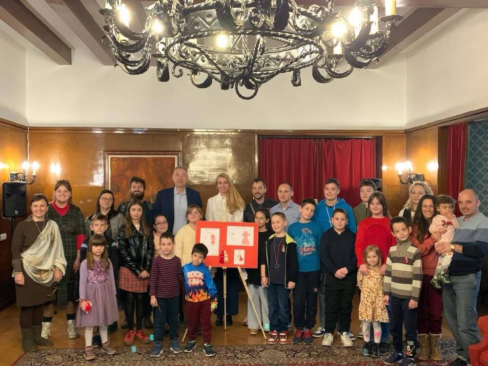 Децата от българското неделно училище в Белград изработиха мартеници и рисунки, с които украсиха българското посолство в Сърбия по повод Трети март