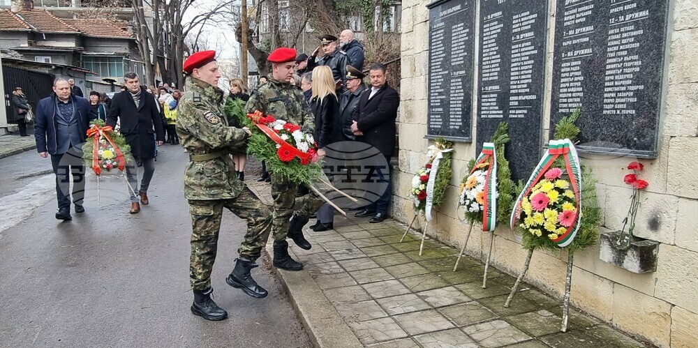 Със заупокойна молитва и поднасяне на венци и цветя започна отбелязването на Трети март в Шумен