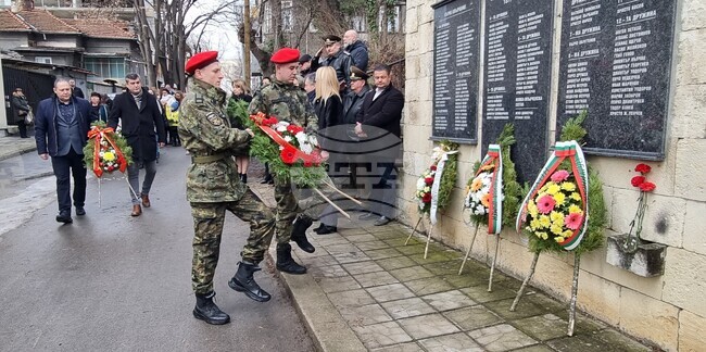 Със заупокойна молитва и поднасяне на венци и цветя започна отбелязването на Трети март в Шумен