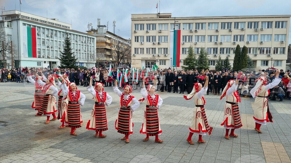 С ритуал за полагане на венци и цветя и празник на площада Търговище отбеляза Трети март