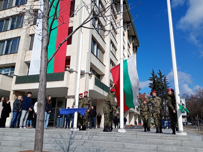 Община Стара Загора: Ритуалът за издигане на националното знаме по случай 3 март събра на площада хиляди признателни старозагорци