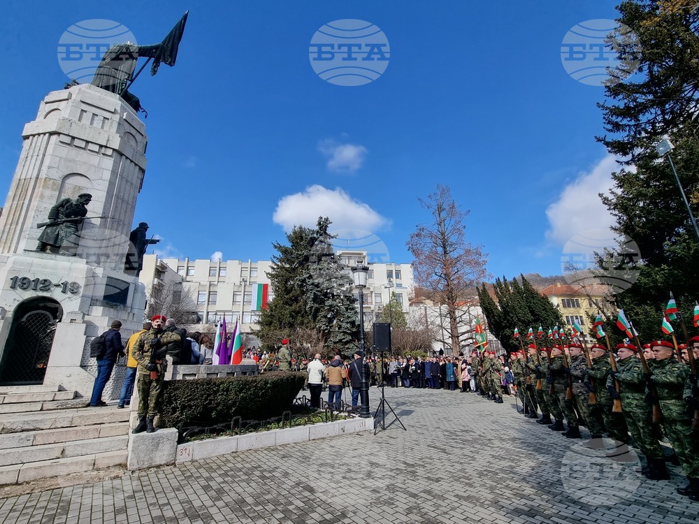 С военен ритуал и изложба на въоръжение на открито във Велико Търново започна честването на Националния празник на България