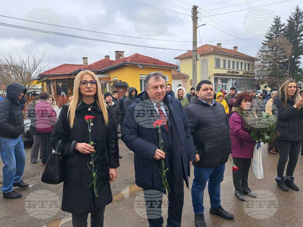 Кметът проф. Христов и председателят на Общинския съвет поднесоха цветя на честването на Трети март от с. Белокопитово