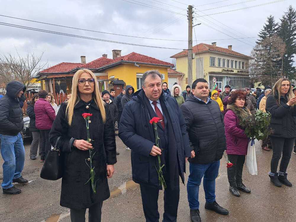 Кметът проф. Христов и председателят на Общинския съвет поднесоха цветя на честването на Трети март от с. Белокопитово
