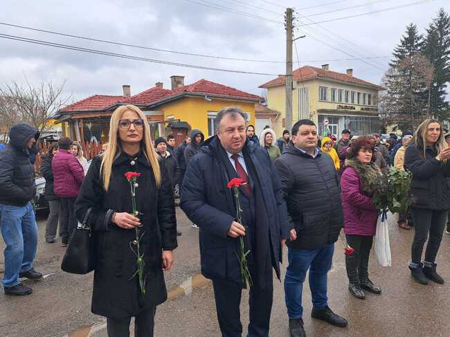 Кметът проф. Христов и председателят на Общинския съвет поднесоха цветя на честването на Трети март от с. Белокопитово