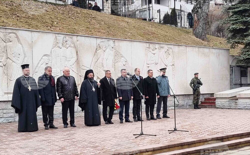 С поклонение пред паметника на борците за свобода и молебен за мир Смолян отбеляза Националния празник