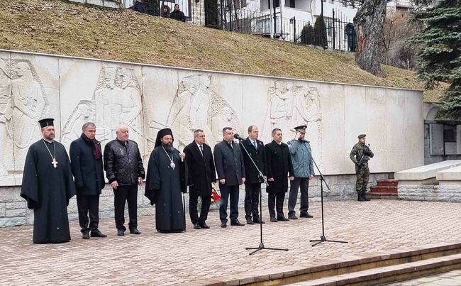 С поклонение пред паметника на борците за свобода и молебен за мир Смолян отбеляза Националния празник