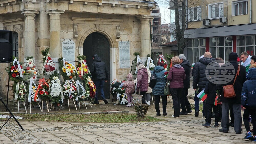 Длъжни сме да пазим честта на нашите предци и да научим децата си да обичат България, призова на Трети март кметът на Разград Добрин Добрев