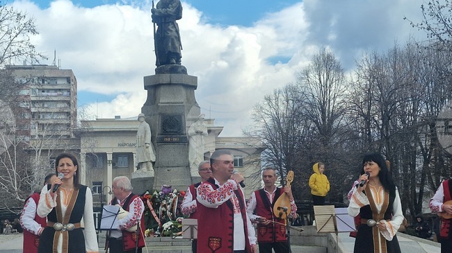 Оркестрите към Община Хасково провеждат образователни концерти пред учениците и ги запознават с характерните инструменти