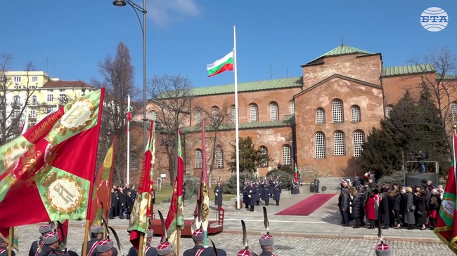 Церемония по издигане на националното знаме и салюти пред паметника на Незнайния воин се състоя в София