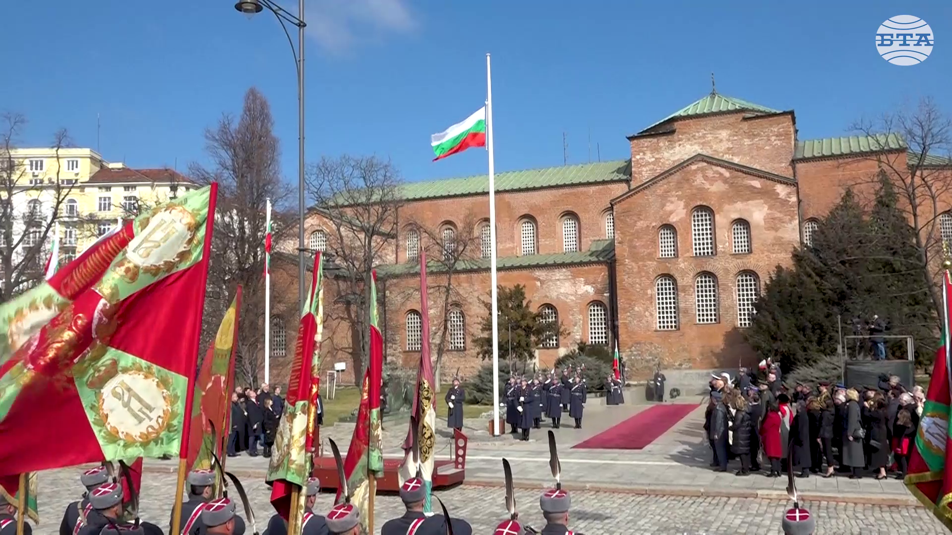 Церемония по издигане на националното знаме и салюти пред паметника на Незнайния воин се състоя в София