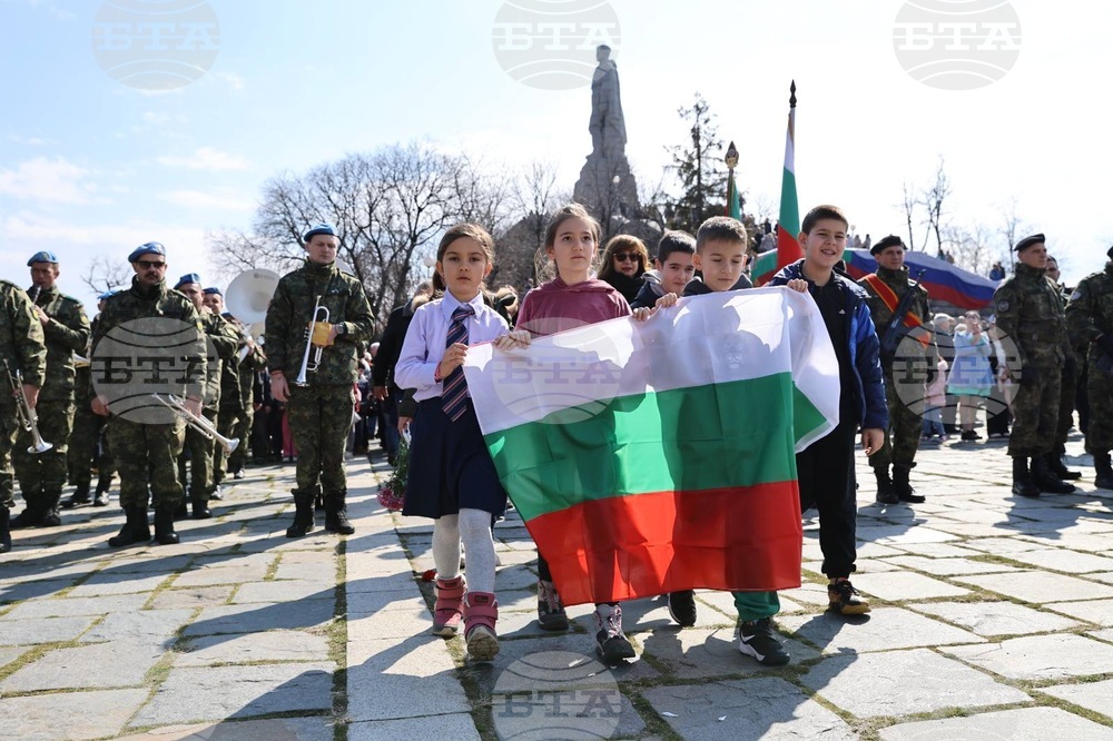 Стотици пловдивчани се включиха в шествието до върха на хълма Бунарджика по повод Трети март