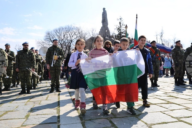  Стотици пловдивчани се включиха в шествието до върха на хълма Бунарджика по повод Трети март
