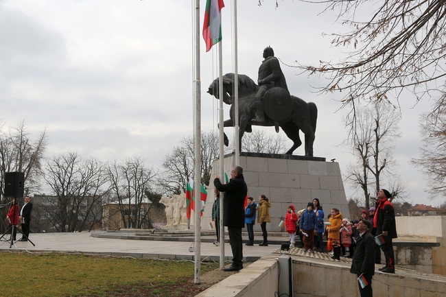 Общественици и граждани на Исперих отдадоха почит на загиналите за Освобождението на България 