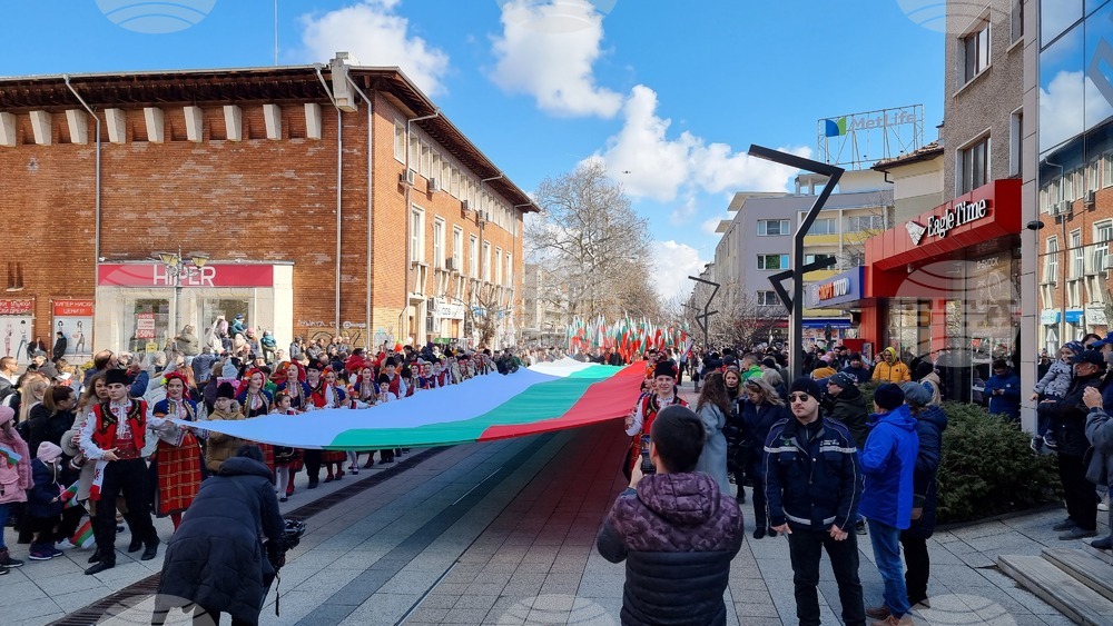 Във Враца отбелязаха Трети март с шествие и тържество пред паметника на Христо Ботев