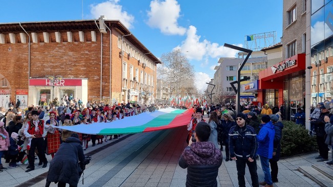 Във Враца отбелязаха Трети март с шествие и тържество пред паметника на Христо Ботев
