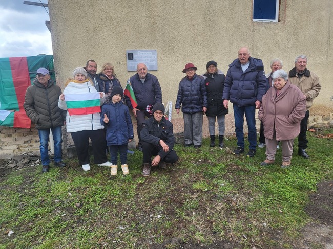 Потомци положиха цвята пред паметната плоча на строителя на Паметника на свобода Пеньо Атанасов – Бомбето в родното му село Дралфа