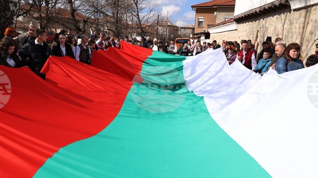 Със 110-метров български трибагреник Панагюрище ще отбележи националния празник на България