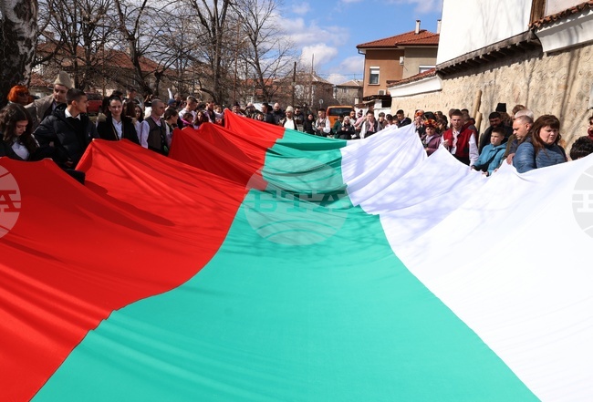 Със 110-метров български трибагреник Панагюрище ще отбележи националния празник на България