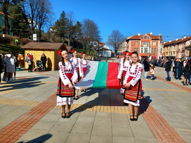 С панихида и културна програма отбелязаха националния празник в Белоградчик