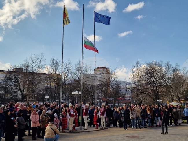 С тържествено честване в Перник беше отбелязан националният празник - Трети март