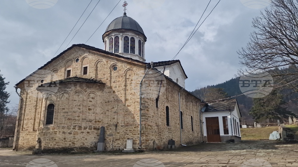 Троянският манастир ще дари свети мощи на църквата в Троян