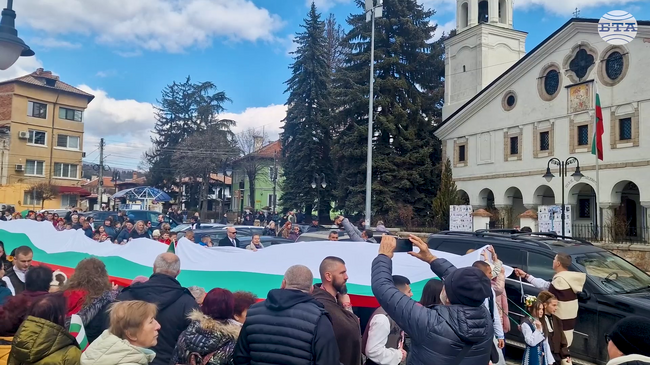 За втора година с празнично шествие със 110-метрово национално знаме в Панагюрище отбелязаха Трети март