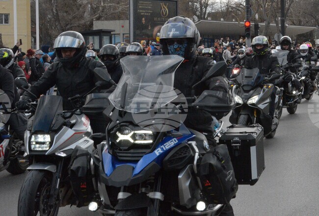 Близо 1000 мотористи от Варна се включиха в шествието „В името на България“