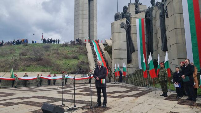 Днес сме се събрали да отдадем почит на всички достойни герои, които отдадоха живота за свободата на България, каза в Стара Загора Драгомир Стойнев