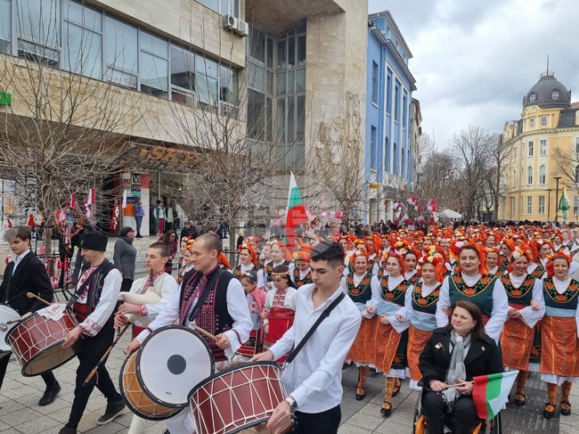 Празнично шествие от участници в народни носии премина през центъра на Плевен 