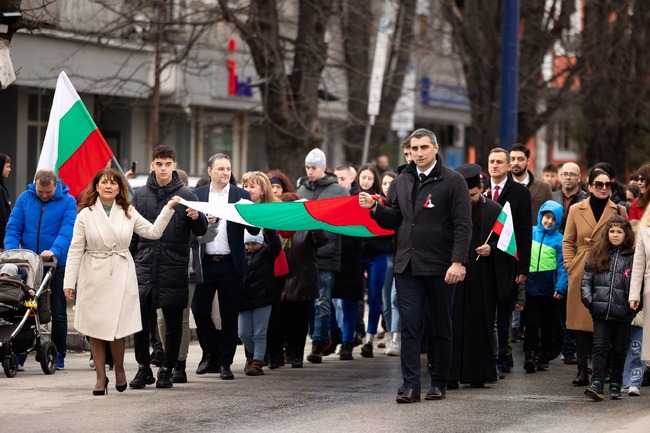 С шествие със 100-метрово българско знаме в Пазарджик отбелязаха Трети март
