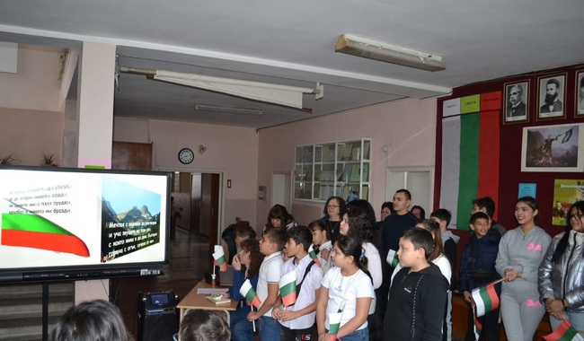 Ученици и учители от ОУ „Христо Смирненски“ в град Кубрат отбелязаха 147 години от Освобождението на България