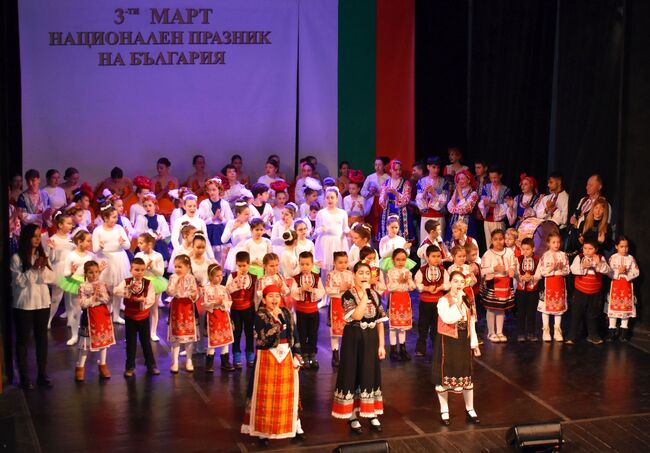 Община Разград: Над 100 самодейци участваха в празничния концерт, посветен на Националния празник и на Деня на любителското художествено творчество