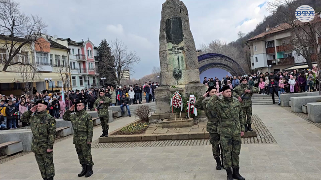 Тържествено и с отдаване на почит към героите за Освобождението на България в Ловеч бе отбелязан националният празник