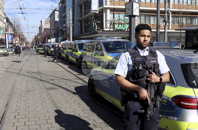 Издирва се мъж, заподозрян в убийството на тричленно семейство в Западна Германия
