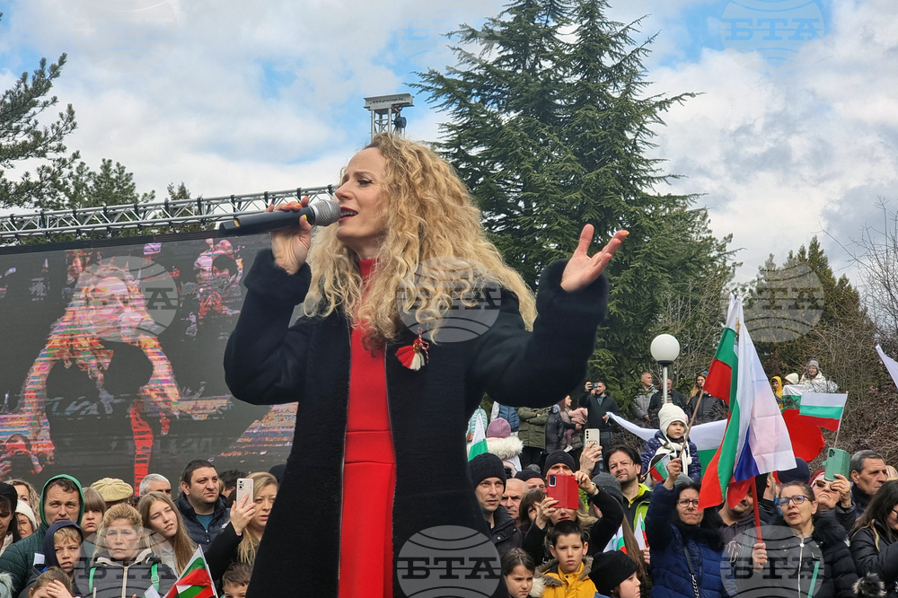 Бъдете горди, че сте българи и не забравяйте своето коренче, каза за БТА певицата Деси Добрева 
