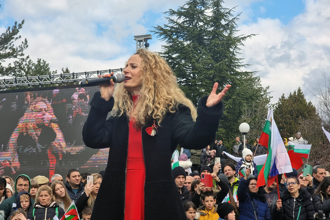Бъдете горди, че сте българи и не забравяйте своето коренче, каза за БТА певицата Деси Добрева 