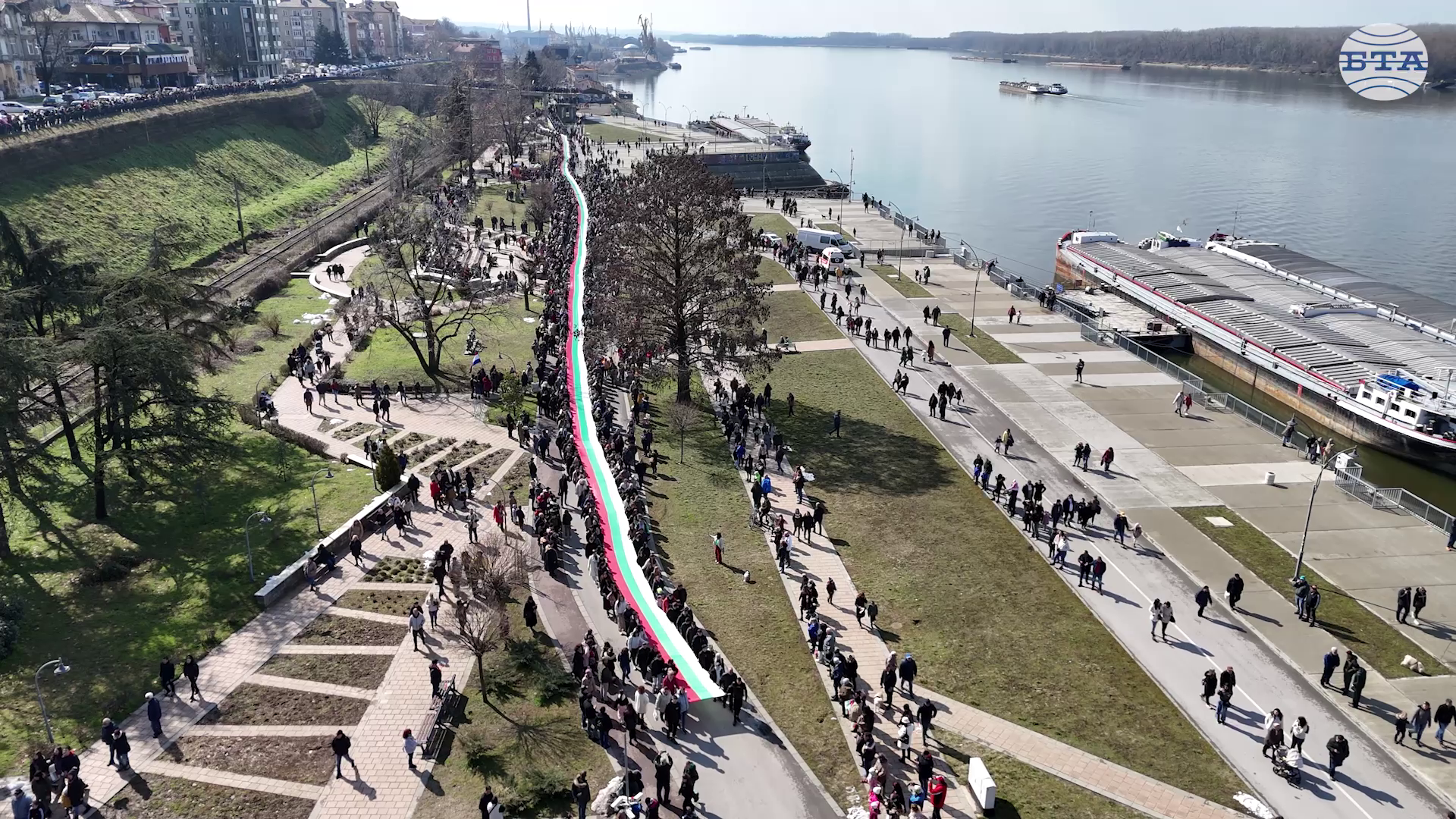 Ученици, родители и учители шестваха с 900-метров национален трибагреник в Русе за Трети март