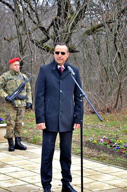 Нека бъдем достойни българи, които знаем своето място в Европа и можем да го защитаваме достойно, призова кметът на община Чирпан Ивайло Крачолов