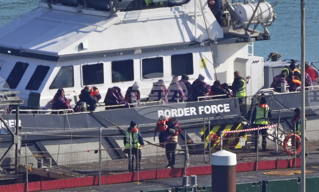 Великобритания заплашва със затвор трафикантите на хора, които се рекламират в социалните медии