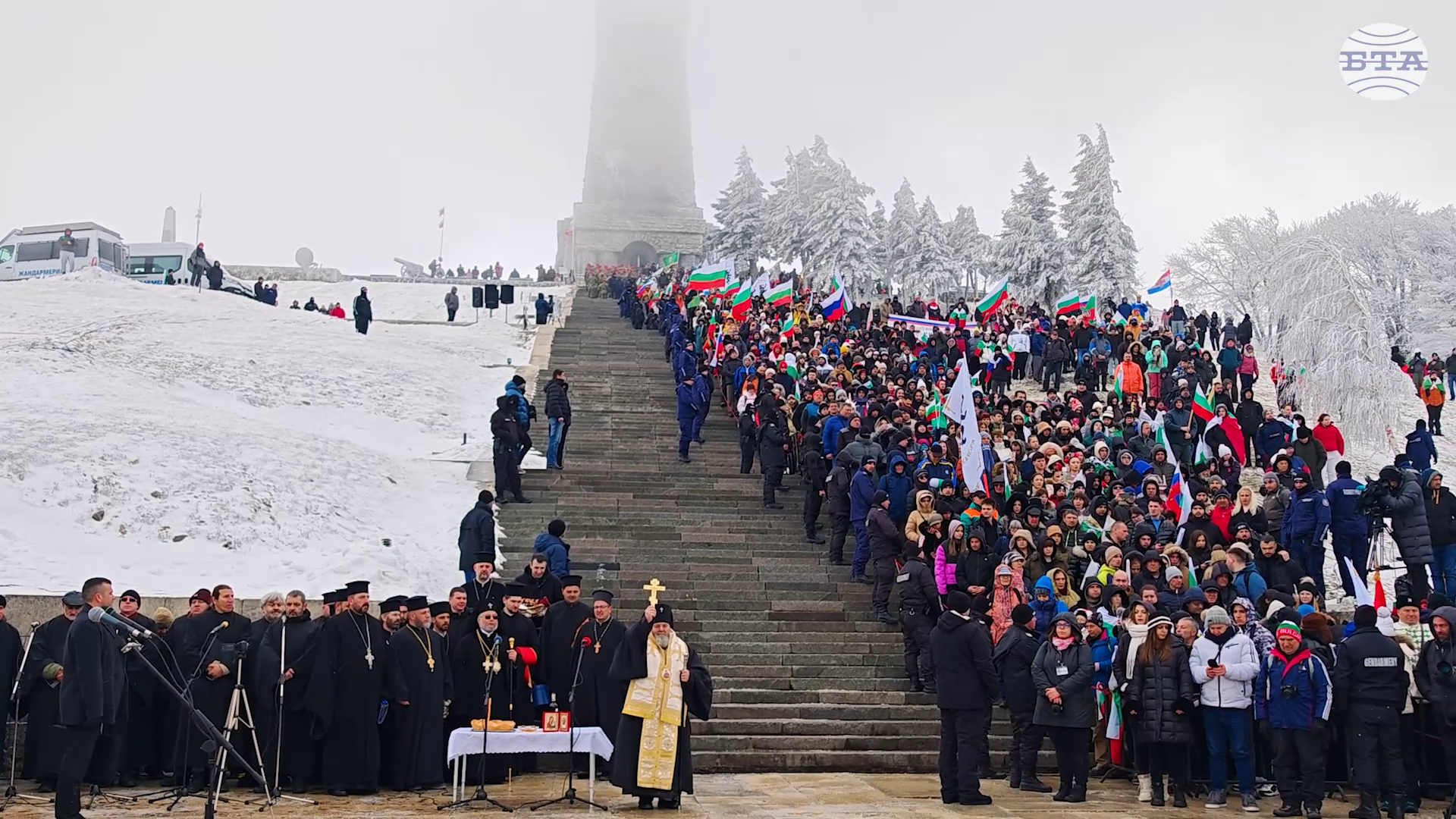 Хиляди българи отбелязаха Националния празник на Република България пред Паметника на свободата на връх Шипка