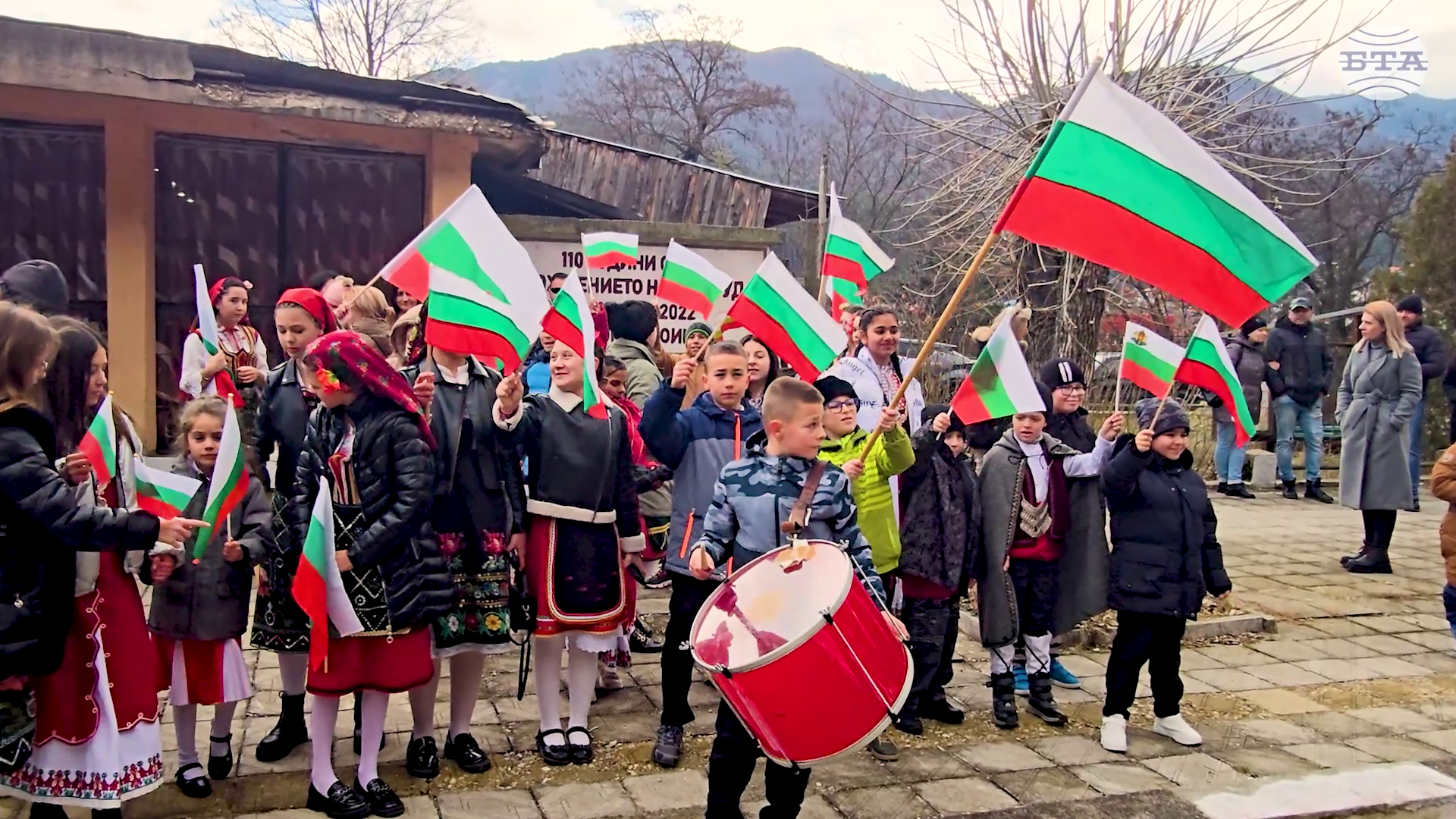 Жителите и гостите на община Якоруда посрещнаха родопската теснолинейка с фолклорни песни и камбанен звън за Трети март