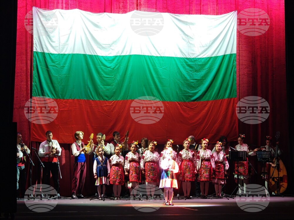 Фолклорен концерт на два ансамбъла беше кулминацията на тържествата по случай националния празник в Габрово