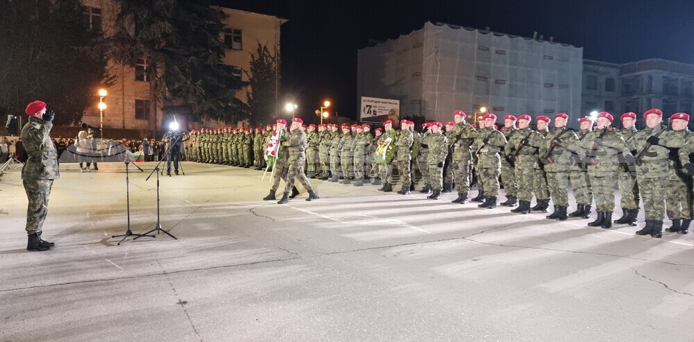 С тържествената заря-проверка пред Паметника на загиналите във войните шуменци завърши отбелязването на Трети март в областния град 